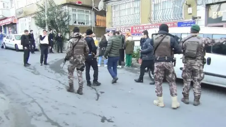 Fatih’te Kan Donduran Gece: İstediği Cevabı Alamayınca Öz Annesini Bıçakla Rehin Aldı!
