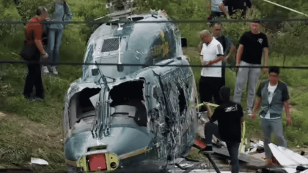Suudi Arabistan'dan gelen son dakika haberi dünya gündemine bomba gibi düştü. Ülkenin milli petrol devi Aramco'ya ait bir helikopter, sabahın erken saatlerinde henüz bilinmeyen bir nedenle yere çakıldı. Dev rafinerilerin bulunduğu kritik bölgede yaşanan bu feci olayda kurtulan olmadı.
Dev Petrol Bölgesinde Can Pazarı
Enerji piyasasının kalbinin attığı Ras Tanura kentinde, yerel saatle sabah 06.00 sularında büyük bir trajedi yaşandı. Saudi Aramco şirketine ait olan ve işçileri taşıdığı tahmin edilen helikopter, kalkışından kısa bir süre sonra kontrolden çıkarak düştü. Suudi Arabistan Enerji Bakanlığı tarafından yapılan resmi açıklamada, helikopterde bulunan 14 kişinin tamamının hayatını kaybettiği bildirildi. Yaşamını yitirenlerin tamamının Suudi Arabistan vatandaşı olduğu açıklanırken, acı haber ülkeyi yasa boğdu.
Kritik Lokasyonda Büyük Alarm
Kazanın meydana geldiği Ras Tanura şehri, Orta Doğu'nun en büyük petrol rafinerisine ev sahipliği yapması sebebiyle stratejik bir öneme sahip. Dünyanın en büyük petrol ihracatçısı olan Aramco tarafından işletilen bu dev tesisteki hava trafiği, kaza sonrasında mercek altına alındı. Helikopterin düşüş sebebi henüz netleşmezken, teknik bir arıza mı yoksa olumsuz hava koşulları mı olduğu sorusunun yanıtı için geniş çaplı bir soruşturma başlatıldı. Kaza kırım ekiplerinin enkaz alanındaki incelemeleri devam ediyor.
