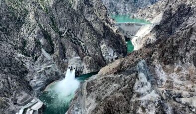 Dev Gövdeden Akan Sular Görsel Şölene Dönüştü: Türkiye’nin Gururunda Büyüleyici Manzara!