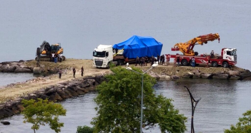 Giresun'un Teyyaredüzü Mahallesi sahilinde gece saatlerinde meydana gelen deniz kazasına ilişkin yeni bilgiler ulaştı. Sahil Güvenlik Doğu Karadeniz Grup Komutanlığı'na bağlı ekiplerin kullandığı askeri botun dalgakıran kayalıklarına çarpması sonucu yaşanan kazada, ilk belirlemelerin aksine 3'ü uzman çavuş, 3'ü sivil olmak üzere toplam 6 kişinin hafif yaralandığı tespit edildi. Olay yerine sevk edilen ambulanslarla hastaneye kaldırılan yaralıların sağlık durumlarının iyi olduğu bildirildi.
Hasar Gören Bot İş Makineleriyle Tıra Yüklendi
Gece yaşanan kazanın ardından sabahın ilk ışıklarıyla birlikte kayalıklara çıkan askeri botu kurtarma çalışmaları başlatıldı. Kıyıya indirilen ağır iş makineleri ve vinçler vasıtasıyla sıkıştığı kayalıklardan çıkarılan hasarlı bot, incelenmek üzere nakliye tırına yüklendi. Sahildeki kurtarma çalışmaları çevredekiler tarafından ilgiyle takip edildi.
Sivil Yaralıların Durumu Araştırılıyor
Meydana gelen kaza sonrası askeri ve adli makamlar geniş çaplı inceleme başlattı. Kaza sırasında yaralanan 3 sivil vatandaşın olay esnasında botun içerisinde mi olduğu yoksa kayalıklarda bulunurken mi etkilendiği hususu araştırılıyor. Görevli teknik ekiplerin bot üzerindeki incelemeleri ve kazanın kesin çıkış nedenine ilişkin tahkikat sürüyor.