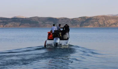 Elazığ Hazar Gölü’nde Serinlemek İsteyen Genç Suda Kayboldu: Zamana Karşı Yarış!