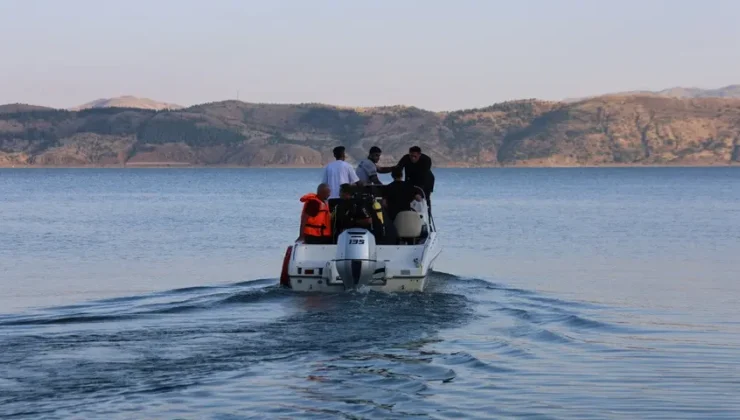 Elazığ Hazar Gölü’nde Serinlemek İsteyen Genç Suda Kayboldu: Zamana Karşı Yarış!