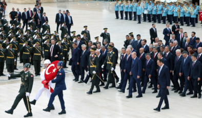 Anıtkabir’deki Törəndə Dikkat Çeken Anlar: Devlet Bahçeli ve Kemal Kılıçdaroğlu Yan Yana Yürüdü