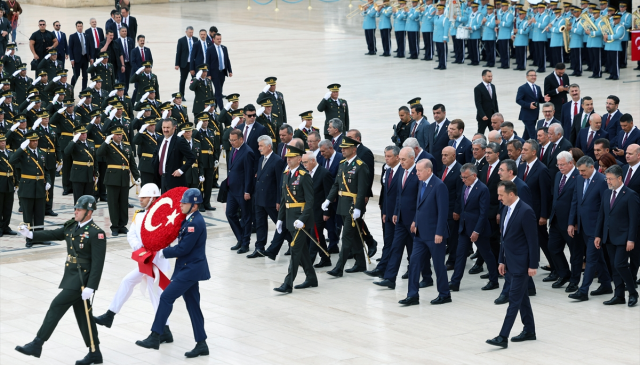 Anıtkabir’deki Törəndə Dikkat Çeken Anlar: Devlet Bahçeli ve Kemal Kılıçdaroğlu Yan Yana Yürüdü