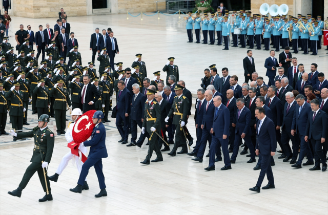 Anıtkabir’deki Törəndə Dikkat Çeken Anlar: Devlet Bahçeli ve Kemal Kılıçdaroğlu Yan Yana Yürüdü