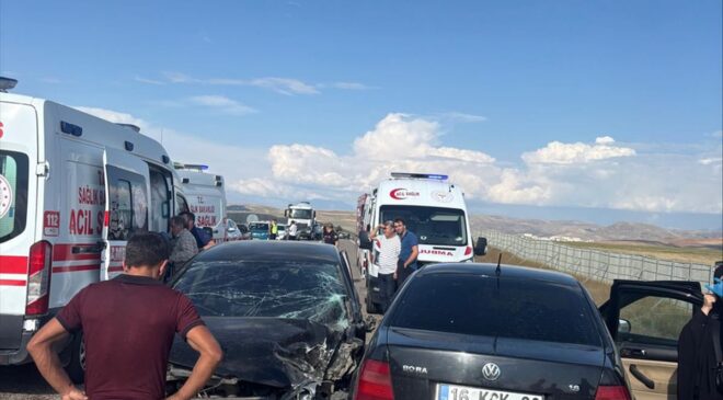 Bayburt-Demirözü Yolunda Feci Kaza: 3 Araç Çarpıştı, Çok Sayıda Yaralı Var!