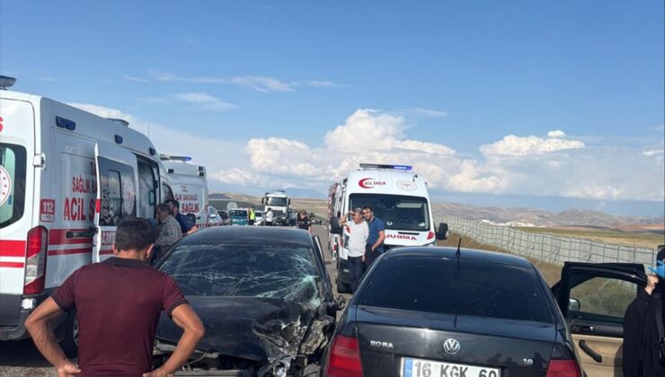 Bayburt-Demirözü Yolunda Feci Kaza: 3 Araç Çarpıştı, Çok Sayıda Yaralı Var!