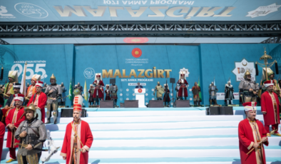 Cumhurbaşkanı Erdoğan’dan Malazgirt’te Tarihi Kararlılık Mesajı: “Coğrafyamızı Barış Yurdu Yapmak İçin Atımızın Kuyruğunu Bağladık”