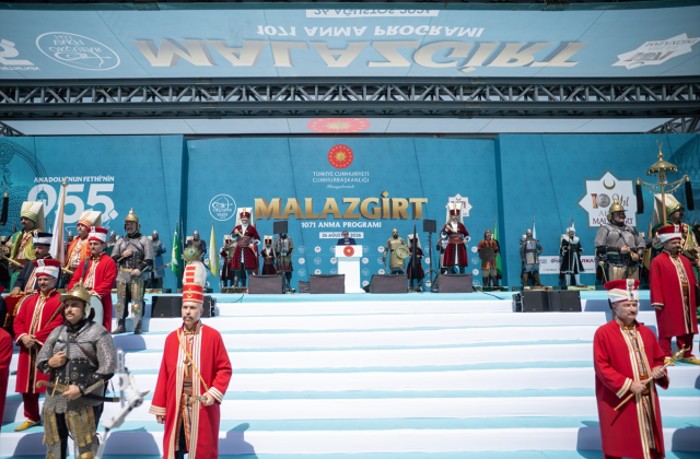 Cumhurbaşkanı Erdoğan’dan Malazgirt’te Tarihi Kararlılık Mesajı: “Coğrafyamızı Barış Yurdu Yapmak İçin Atımızın Kuyruğunu Bağladık”