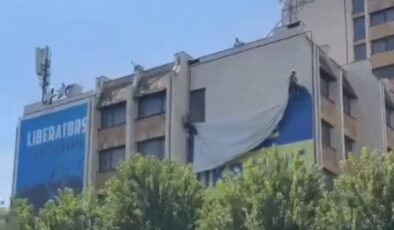 Kosova’dan Zelenskiy’e Sert Yanıt: Priştine’deki Dev Ukrayna Bayrağı İndirildi!