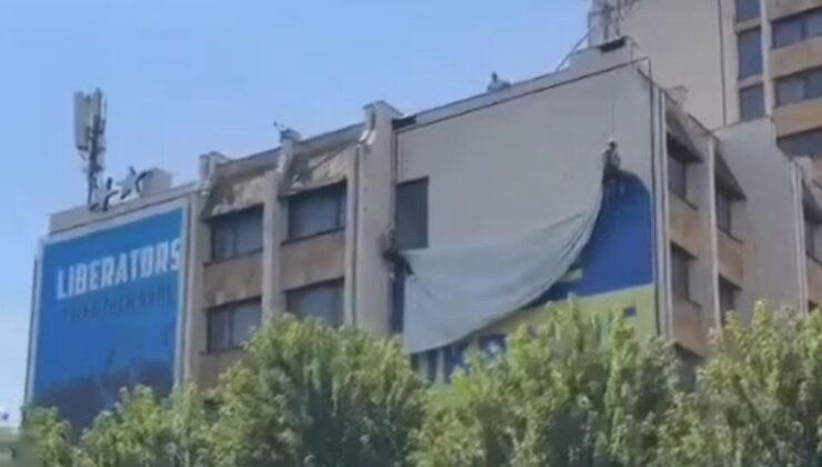 Kosova’dan Zelenskiy’e Sert Yanıt: Priştine’deki Dev Ukrayna Bayrağı İndirildi!