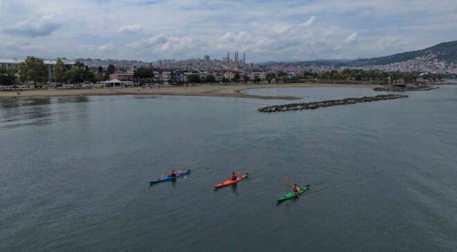 Karadeniz’de Yaz Sezonunun Yeni Favorisi: Akyazı Plajı Tatilcilerin Akınına Uğruyor