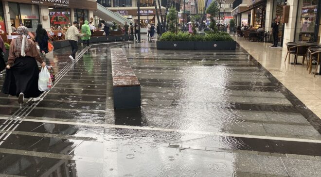 Rize’de Kuvvetli Yağış Sonrası Yollar Su Altında Kaldı
