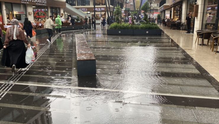 Rize’de Kuvvetli Yağış Sonrası Yollar Su Altında Kaldı
