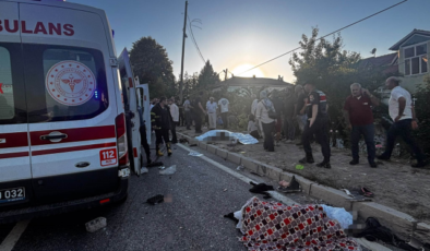 Düzce Akçakoca’da Feci Kaza: Fındık İşçilerini Taşıyan Araç Tırla Çarpıştı