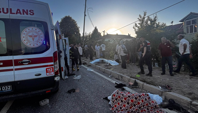 Düzce Akçakoca’da Feci Kaza: Fındık İşçilerini Taşıyan Araç Tırla Çarpıştı