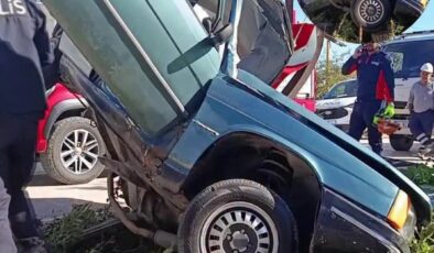 Amasya’da Feci Trafik Kazası: Otomobil Direğe Çarparak İkiye Katlandı.