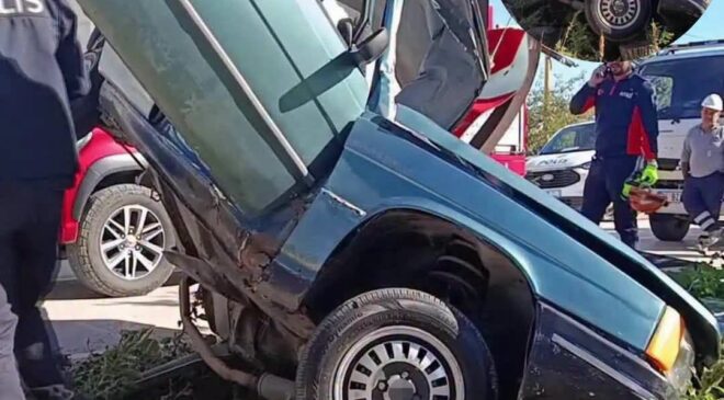 Amasya’da Feci Trafik Kazası: Otomobil Direğe Çarparak İkiye Katlandı.