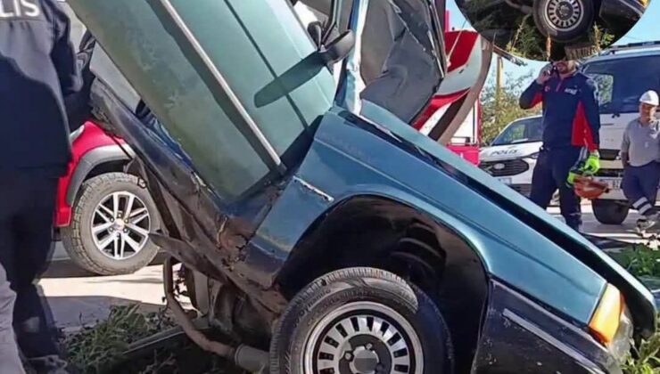 Amasya’da Feci Trafik Kazası: Otomobil Direğe Çarparak İkiye Katlandı.