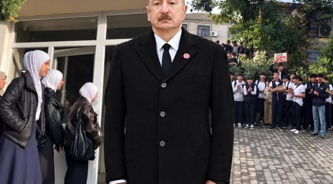 Azerbaycan’da Başörtüsü Krizi Tırmanıyor: Okul Kapılarına Barikat Kuruldu, 37 Kişi Gözaltında!