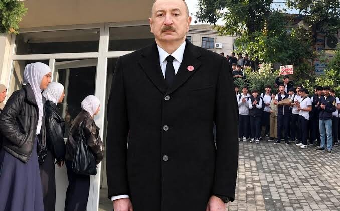 Azerbaycan’da Başörtüsü Krizi Tırmanıyor: Okul Kapılarına Barikat Kuruldu, 37 Kişi Gözaltında!