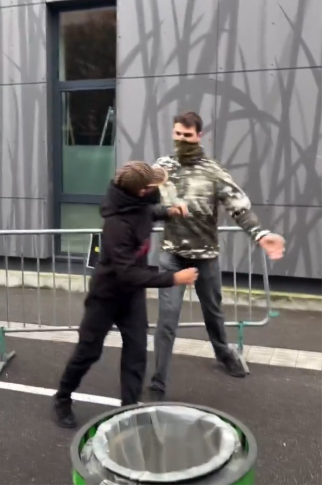 Fransa protestoları otobüs durağı