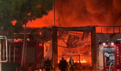 Manisa OSB’de Korkutan Yangın: Akü Üretim Tesisinden Alevler Yükseldi.