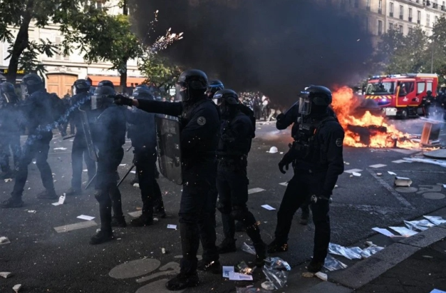 Paris Savaş Alanına Döndü: Eğitim Protestolarında Sokaklar Karıştı.