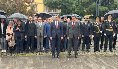 Refahiye’de 29 Ekim Coşkusu: Cumhuriyet Meydanı’nda Çelenk Sunuldu.