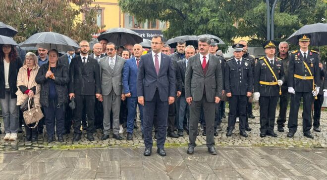 Refahiye’de 29 Ekim Coşkusu: Cumhuriyet Meydanı’nda Çelenk Sunuldu.