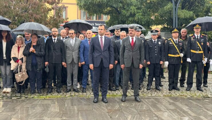 Refahiye’de 29 Ekim Coşkusu: Cumhuriyet Meydanı’nda Çelenk Sunuldu.